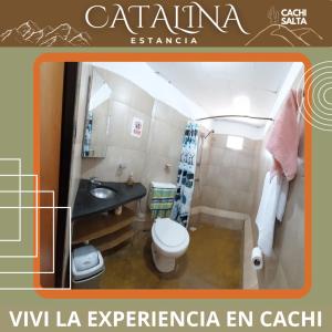 La salle de bains est pourvue de toilettes et d'un lavabo. dans l'établissement La Catalina, à Cachí