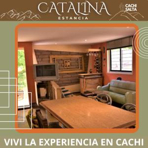 un soggiorno con tavolo e divano di La Catalina a Cachí