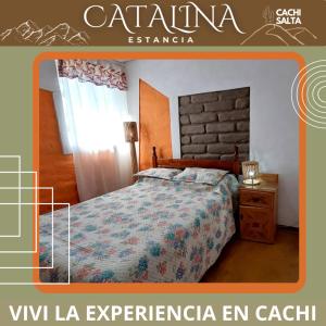 - une chambre avec un lit et une commode avec une table de chevet dans l'établissement La Catalina, à Cachí