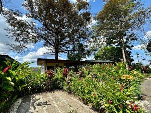 Jardín al aire libre en Almendros Eco-Villas