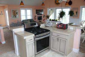 Köök või kööginurk majutusasutuses 2510 Beach Rd, Semi-Oceanfront/Pool/Hot Tub