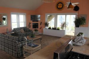 sala de estar con 2 sofás y TV en 2510 Beach Rd, Semi-Oceanfront/Pool/Hot Tub en Nags Head