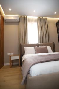1 Schlafzimmer mit 2 Betten und einem Fenster in der Unterkunft J&D Rooms Korce in Korçë