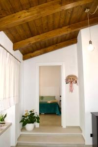 a room with white walls and a wooden ceiling at IL CORTILE DELLE ZAGARE in Pollica