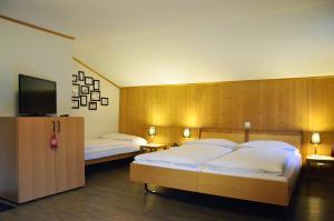 Letto o letti in una camera di Hotel Garni Hostatt