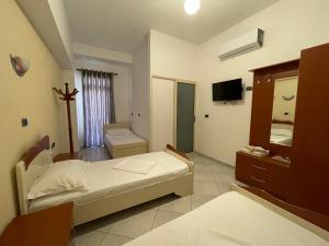 Postel nebo postele na pokoji v ubytování Hotel Latifi