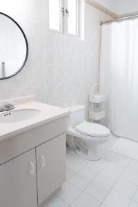 Un baño de Daria Beachfront community steps 2 pool- Generator