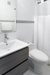 Un baño de Daria Beachfront community steps 2 pool- Generator