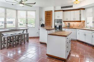 Una cocina o zona de cocina en Daria Beachfront community steps 2 pool- Generator