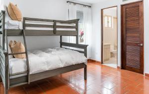 Cama o camas de una habitación en Daria Beachfront community steps 2 pool- Generator