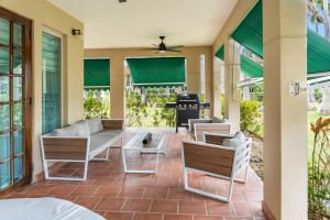 Un patio o zona al aire libre en Daria Beachfront community steps 2 pool- Generator