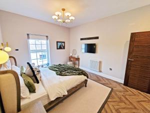 a bedroom with a bed and a window at Elevated Space Apartments, Shipston on Stour in Shipston on Stour