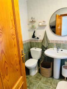 łazienka z toaletą i umywalką w obiekcie Bungalow Aguas Nuevas Costa del Cezar w mieście Torrevieja