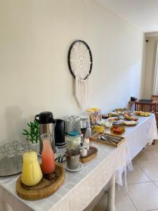 阿拉克魯斯的住宿－Buriti Hotel - Barra do Riacho, Aracruz ES，一张长桌子,上面有食物