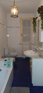 チェチナにあるStellaのバスルーム(洗面台2台、バスタブ、トイレ付)
