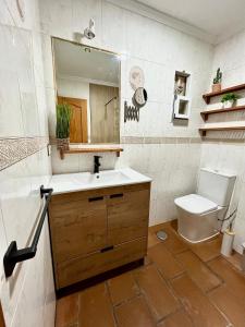 łazienka z umywalką i toaletą w obiekcie Apartamento en el casco histórico, a 5 min playa. w mieście Conil de la Frontera