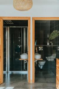 a bathroom with two sinks and a toilet at Villa Baltica in Niechorze