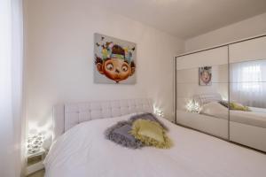 een slaapkamer met een groot wit bed met een grote spiegel bij Leona apartment in Split