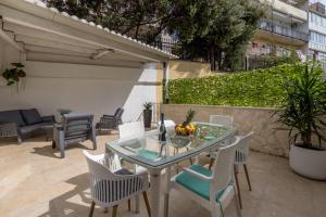 een patio met een glazen tafel en stoelen bij Leona apartment in Split