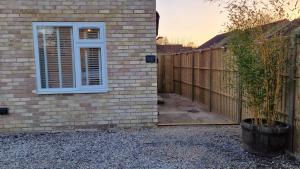 una casa con finestra e recinzione di The Little Annex a Horsham