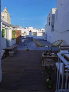 a patio with two chairs and a table on a building at Disfruta, nuevo en Mentidero in Cádiz