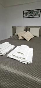 ein Bett mit weißen Handtüchern darüber in der Unterkunft Suite 37 - Casa vacanza per goderti il mare in Bisceglie