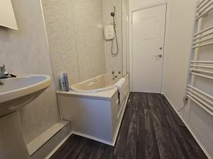 フォート・ウィリアムにあるRegina apartment in Fort Williamの浴槽と洗面台のある白いバスルーム +48枚の写真