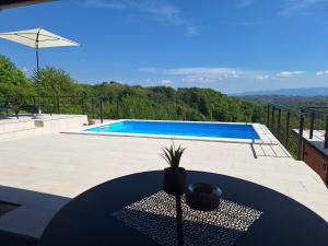 vistas a la piscina desde el balcón de una casa en Kuća za odmor Freya, en Krapinske Toplice
