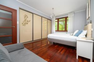ein Schlafzimmer mit einem großen Bett und einem Sofa in der Unterkunft Apartament Sopot Haffnera in Sopot