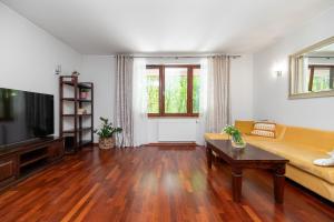 ein Wohnzimmer mit einem Sofa und einem TV in der Unterkunft Apartament Sopot Haffnera in Sopot