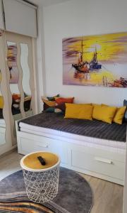 Bett in einem Zimmer mit Wandgemälde in der Unterkunft Minerva 242 in Benalmádena