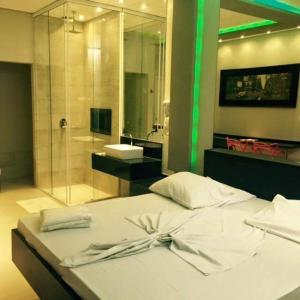 Dinys Motel (Adults Only) في برايا جراندي: حمام به سرير ودش زجاجي