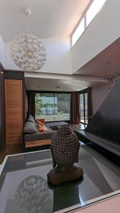 ein Wohnzimmer mit einer Couch und einem Kronleuchter in der Unterkunft Villa Zen Costa Brava in Lloret de Mar