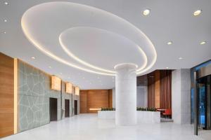 un hall avec un plafond circulaire dans un bâtiment dans l'établissement Holiday Inn Express Gulou Chengdu, an IHG Hotel, à Chengdu