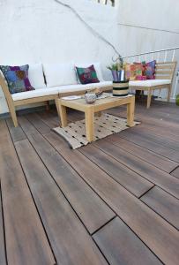 un sofá y una mesa de centro en una terraza en Fantástico piso nuevo, Mentidero, en Cádiz