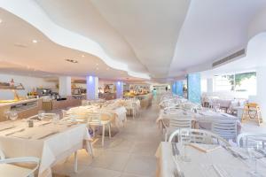 Restauracja lub miejsce do jedzenia w obiekcie FERGUS Style Cala Blanca Suites