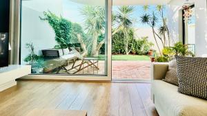 a living room with a couch and a patio at Narciso Townhouse in Faro