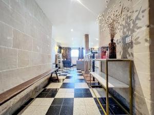 einen Flur mit schwarz-weiß kariertem Boden in der Unterkunft Basement/Entresol face à la mer 180° in Lion-sur-Mer