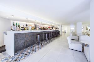 Hol lub bar w obiekcie FERGUS Style Cala Blanca Suites