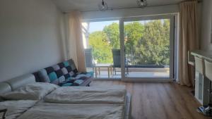 En eller flere senge i et værelse på Villa Mara