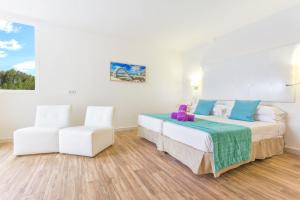 Łóżko lub łóżka w pokoju w obiekcie FERGUS Style Cala Blanca Suites