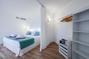 Łóżko lub łóżka w pokoju w obiekcie FERGUS Style Cala Blanca Suites