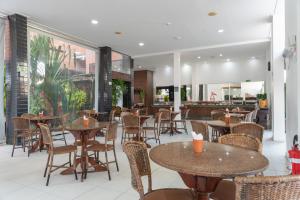 Ritz Plazamar Hotel في ماسيو: مطعم بطاولات وكراسي في مبنى