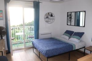 a bedroom with a bed and a balcony at Le panoramique - Parking, Tram A, Netflix in Cenon