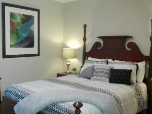 1 dormitorio con 1 cama grande y cabecero de madera en Fayetteville Studio 415 en Spring Lake
