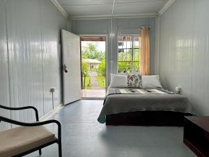 Łóżko lub łóżka w pokoju w obiekcie Almendros Eco-Villas