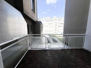 a balcony with a view of a building at Cityapartments Düsseldorf - Stadtmitte in Düsseldorf