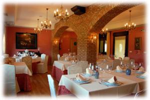 a dining room with white tables and white chairs at Alcor del Roble in Collado