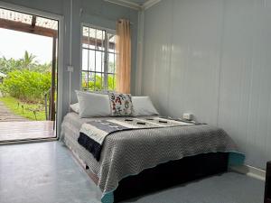 Tempat tidur dalam kamar di Almendros Eco-Villas