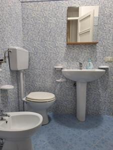 ein Bad mit einem WC und einem Waschbecken in der Unterkunft la casa del muratore in Trapani